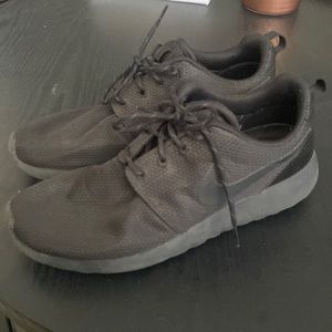 Black Roshe Nike for women size 9.5   Only worn twice, in perfect condition.